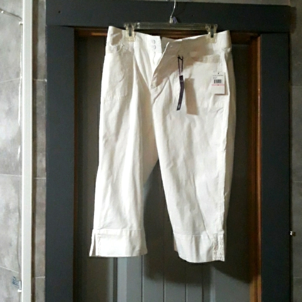 Gloria Vanderbilt white Capri